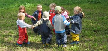 Kinder in der Natur Waldspielgruppe Schweiz Dusse Verusse